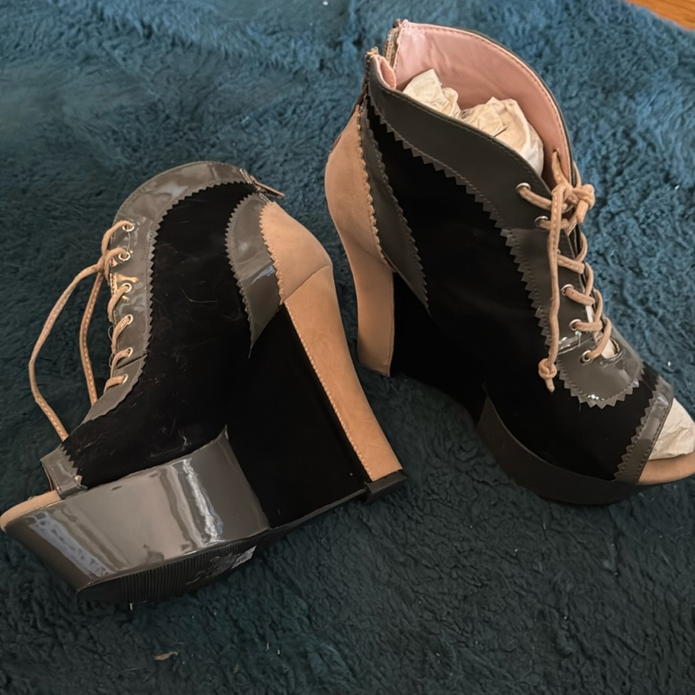 Platform shoes in black suede and patent leather